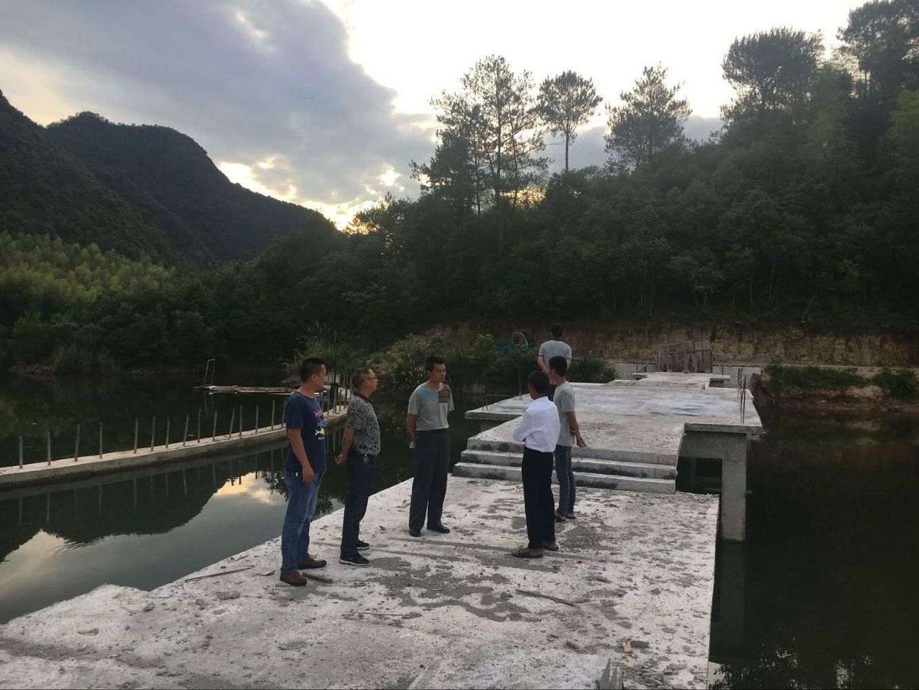 福建易順建筑工程有限公司黨支部幫扶招沙甲貧困戶(hù)摸底調(diào)查