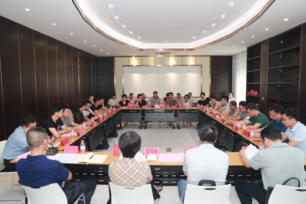 由（縣委常委、政法委書記）官雄主持、黃美萍（縣委書記）蘇建旗（縣長）參加“村企結(jié)對、真情幫扶”簽約授牌儀式、