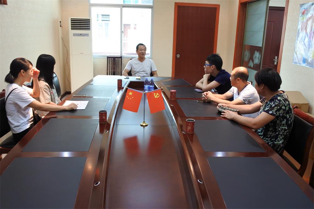 知識改變人的命運，公司職工子女考上大學 單位頒發(fā)助學金