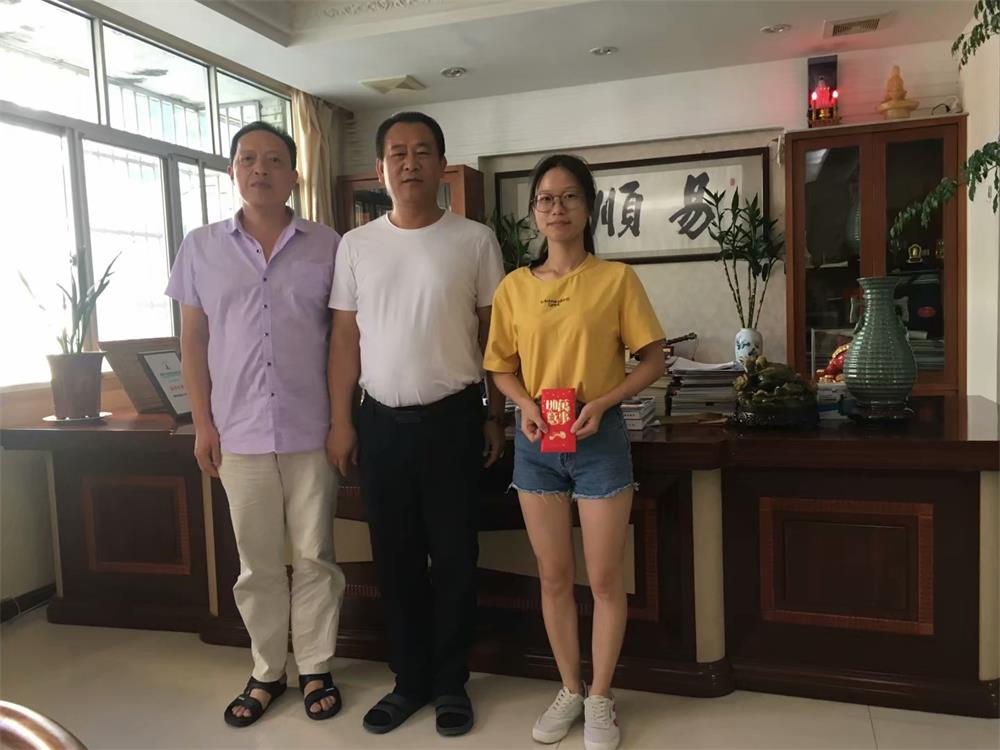 知識改變人的命運，公司職工子女考上大學 單位頒發(fā)助學金