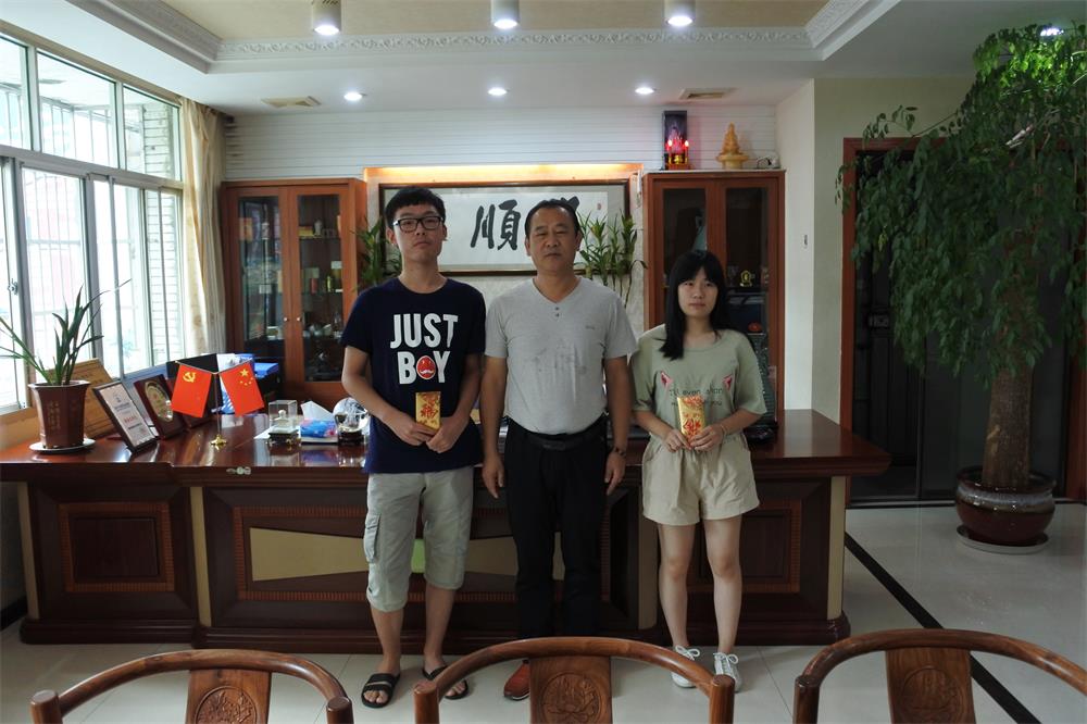 知識改變人的命運，公司職工子女考上大學 單位頒發(fā)助學金